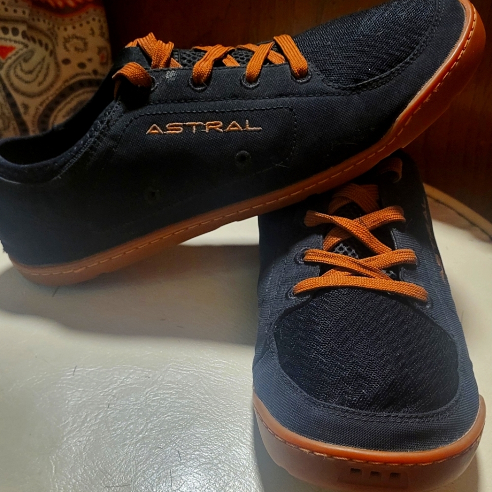 Astral land and water shoe sz 8.5 mens.